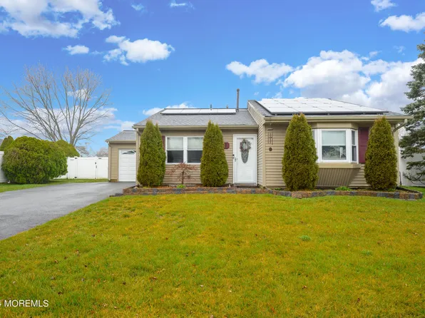 53 Williamsburg Drive, Tinton Falls, NJ 07753