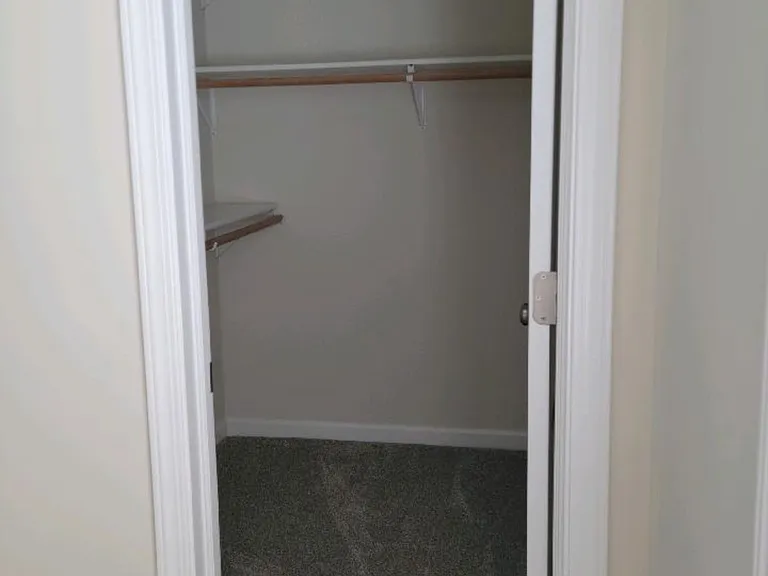 905 W Estate Dr — Photo 2