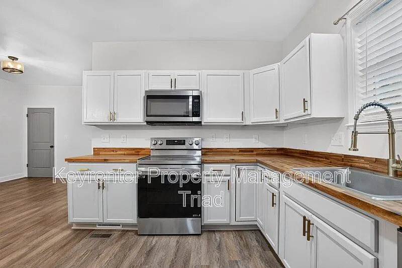 4 bed, 1.5 bath, 1452 sqft, $2,300 — Photo 3