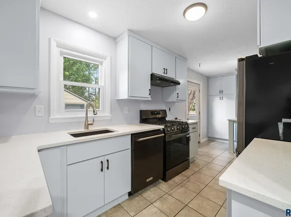913 S Williams Ave, Sioux Falls, SD 57104