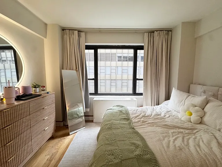 210 E 47th St #7D — Photo 9