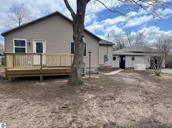 15 Fowler Ave, Manistee, MI 49660