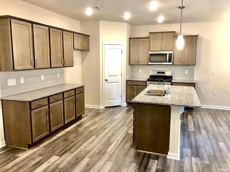 2080 Hosel Ln — Photo 3