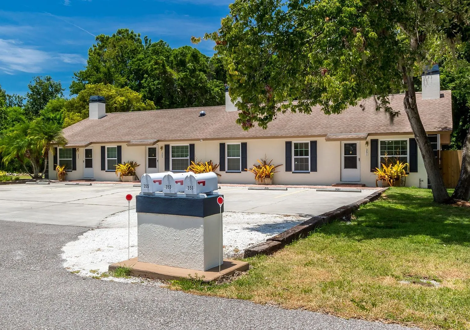 2BR/2BA End Unit, Completely Remodeled! LARGO! — Photo 1