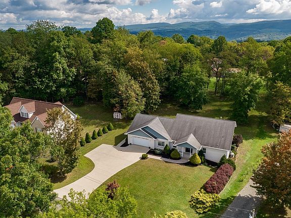 3rd image of 262 Deerfield Cir