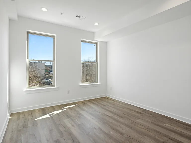 721 N De Kalb St — Photo 12