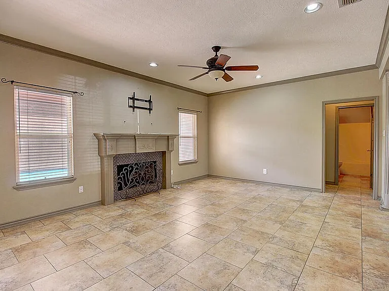 7642 Dallas St — Photo 11