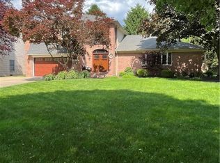 5593 Pheasants Walk Dr, North Olmsted, OH