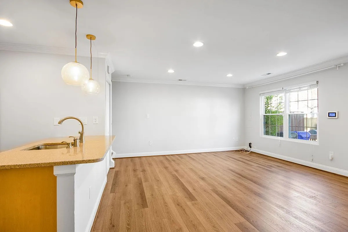 3 bed, 2.5 bath, 1670 sqft, $2,800 — Photo 2