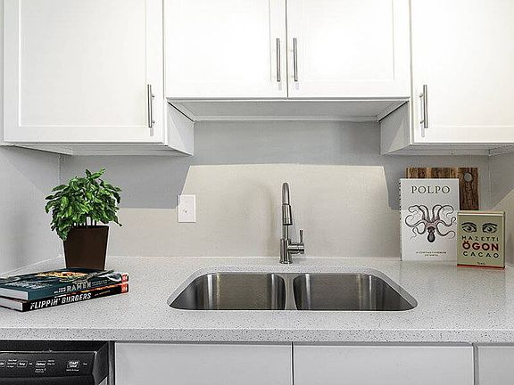 4th image of 400 Bruce St #73