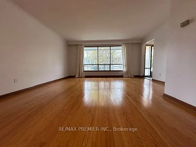 19 Sandbourne Cres — Photo 5