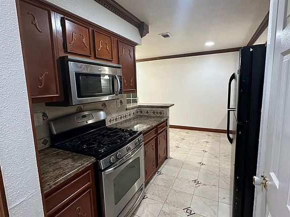 5th image of 5815 Iris Ln