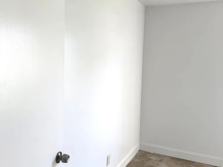 582 NW Sherbrooke Ave — Photo 9