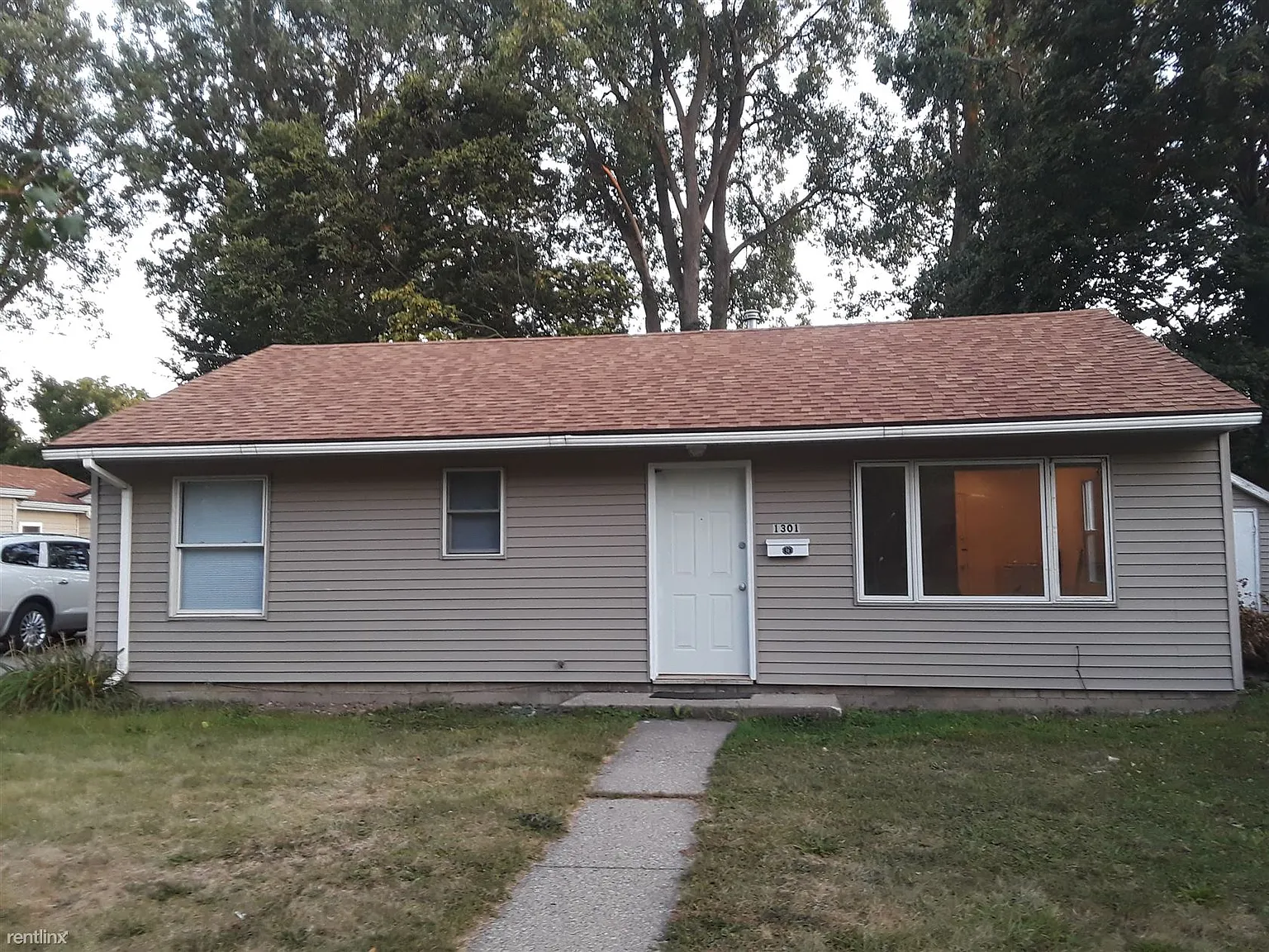 1301 W Willow St photo 1