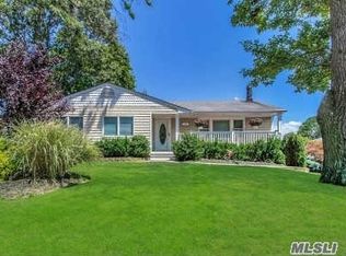 117 Saint Nicholas Ave, Smithtown, NY 11787