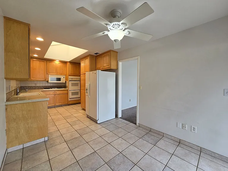 2960 Hyde Park Cir — Photo 9