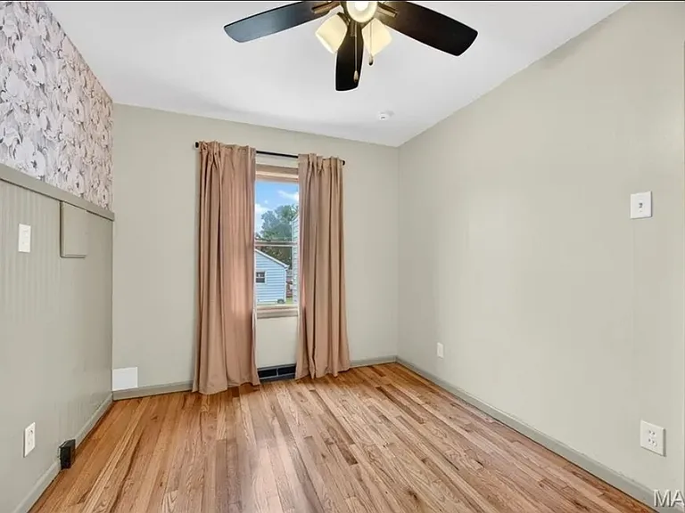 1033 Perry St — Photo 14