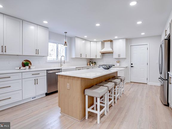 2nd image of 3542 Devon Dr