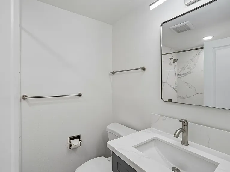 Sunset Highlands Apartments — Photo 24
