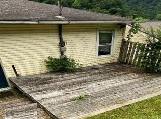 1114 Russell Hill St, Grundy, VA 24614