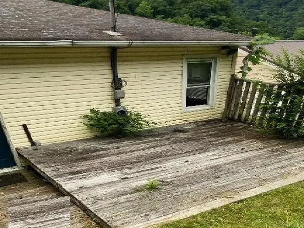 1114 Russell Hill St, Grundy, VA 24614
