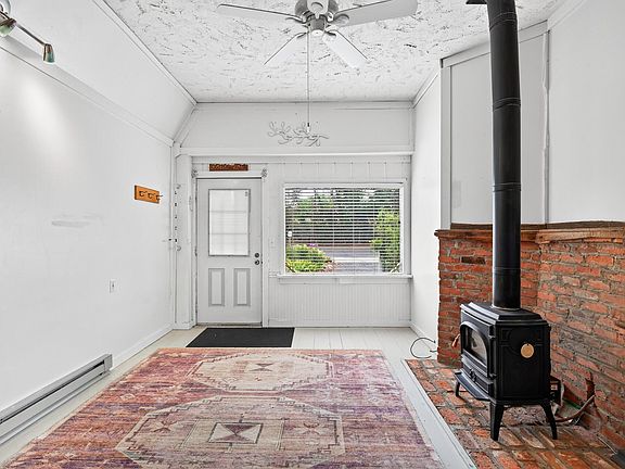 5th image of 215 Franklin Ave E