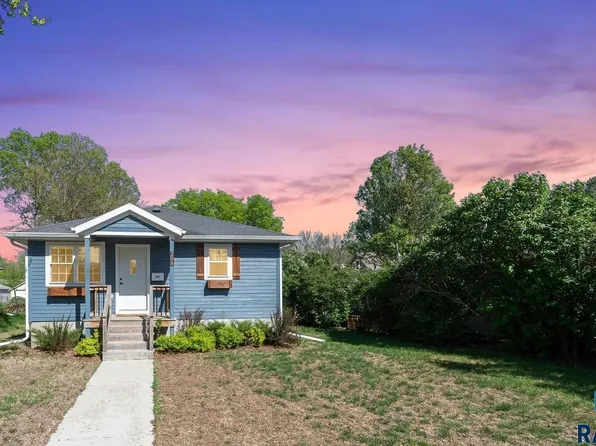 208 S 4th St, Beresford, SD 57004