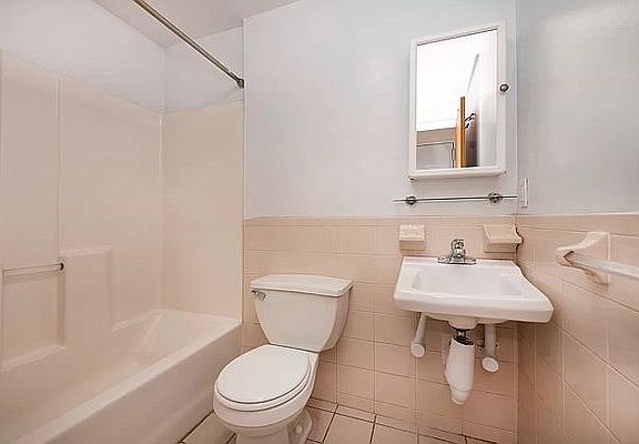 4th image of 418 W 49th St