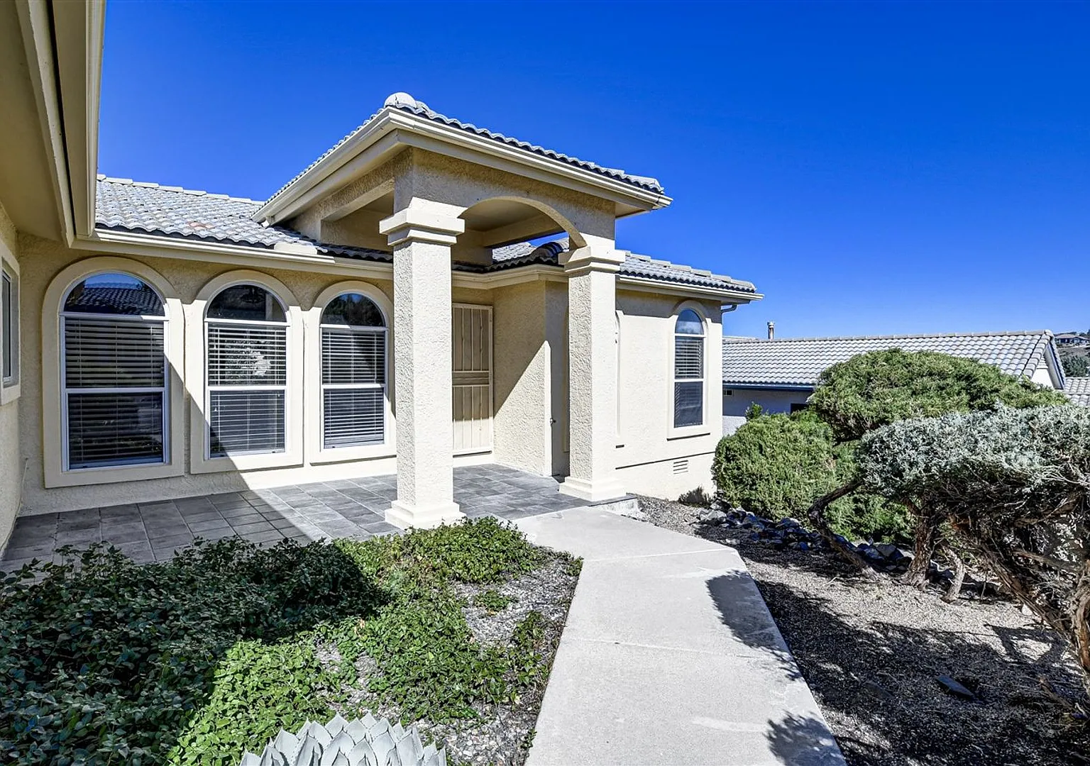 Cliff Rose Single-Story 3 Bedroom Home with Private Backyard! — Photo 4