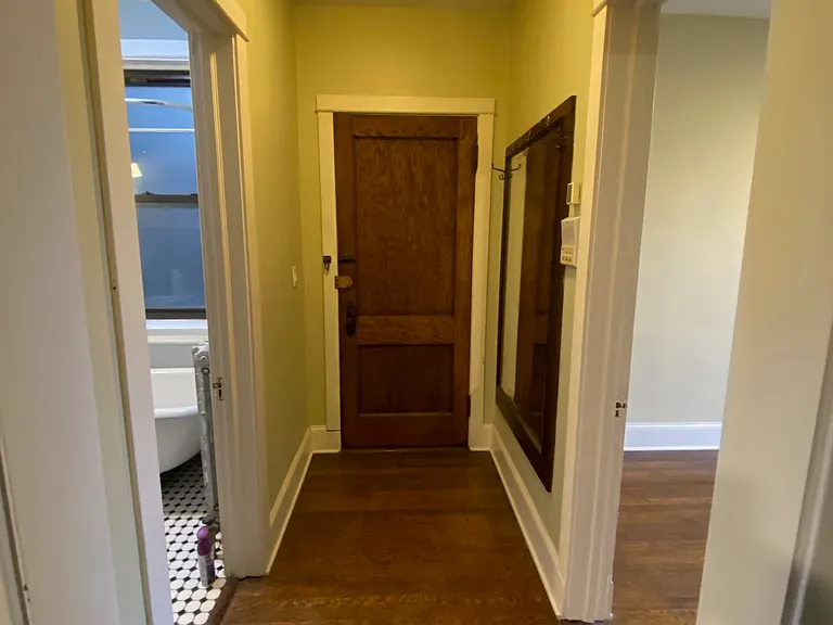 1513 W Winnemac Ave #2E — Photo 2