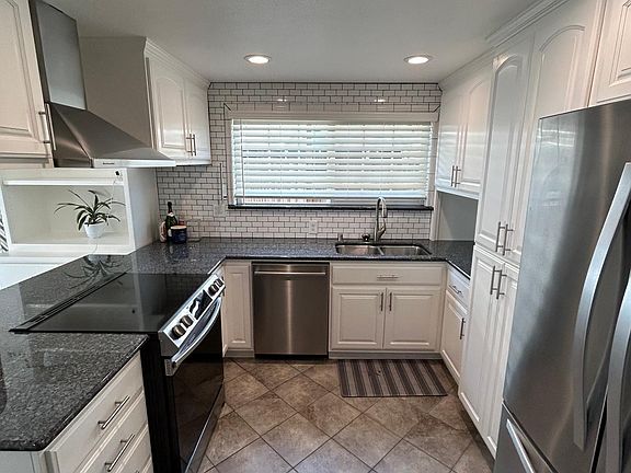 3rd image of 1015 Kapareil Dr