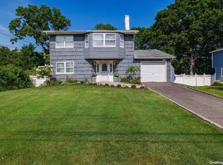 120 Ballad Cir, Holbrook, NY 11741