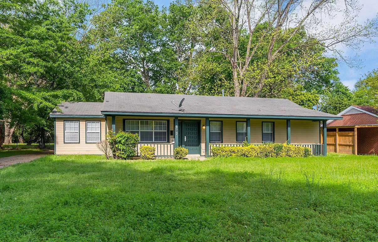 3 bed, 1827 sqft, $1,101 — Photo 1