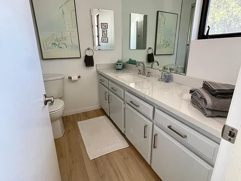 bathroom off of one of the bedrooms