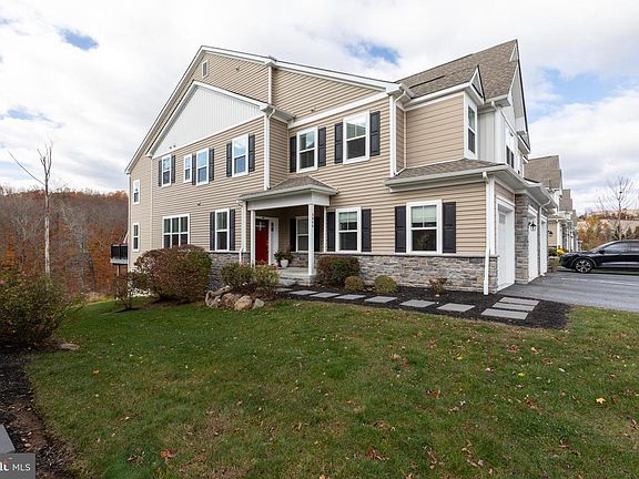 3rd image of 3044 Marias Way