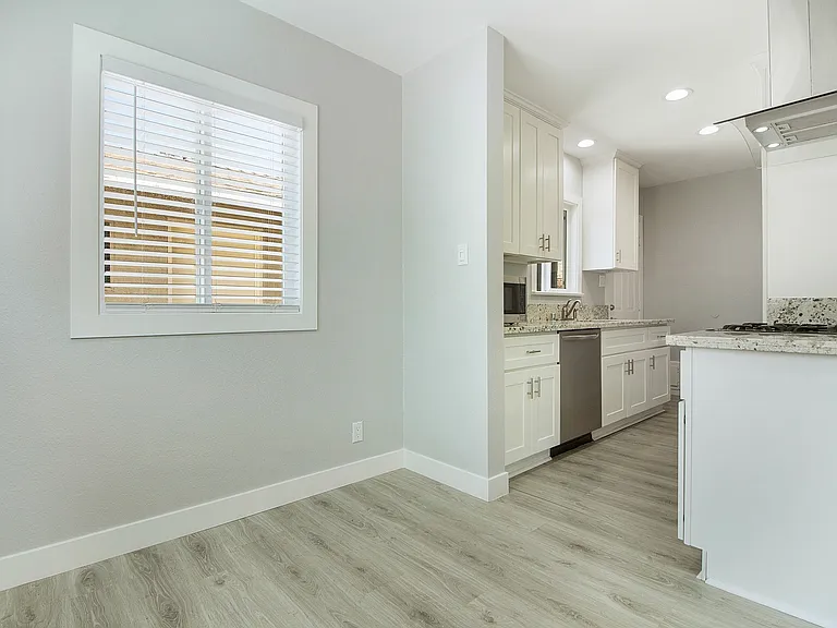 Ellis Street Duplex — Photo 9