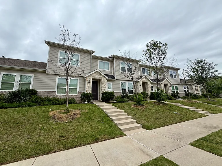 1325 Creekbank Dr — Photo 2
