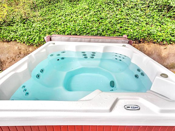 HotTub open ALL YEAR ROUND