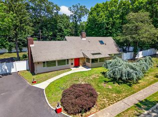 81 Carriage Ln, Roslyn Heights, NY 11577