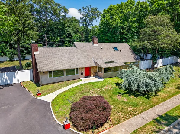 81 Carriage Lane, Roslyn Heights, NY 11577
