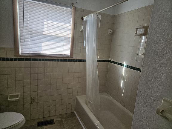 5th image of 715 W Main St