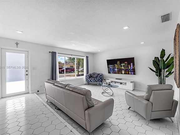 4th image of 2023 SW 99th Ave