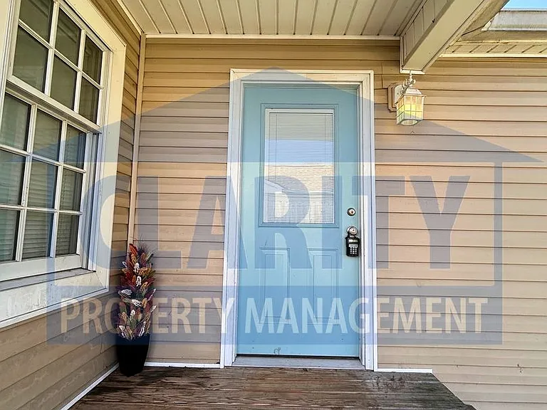 1102 Georgetown Rd NW — Photo 2
