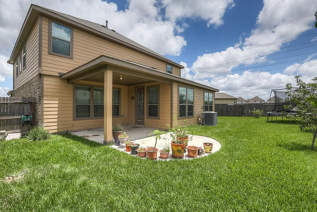 4 bed, 2786 sqft, $2,300 — Photo 4