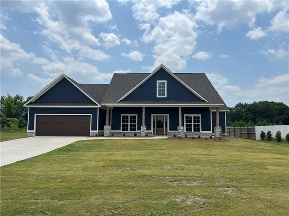 180 McLendon Rd, Fort Mitchell, AL 36856