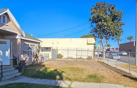 3rd image of 105 E Tamarack Ave
