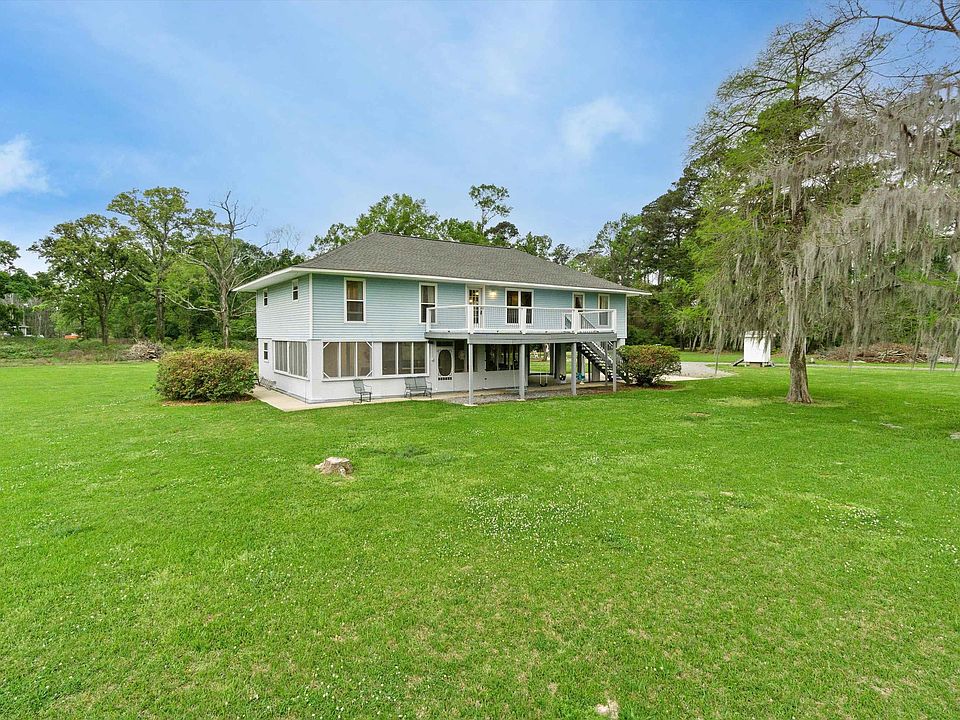 1st image of 18440 Ravenwood Dr