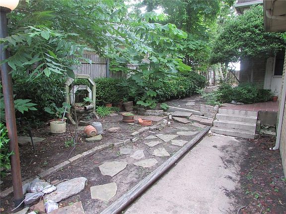 4th image of 2621 Glenmore Dr