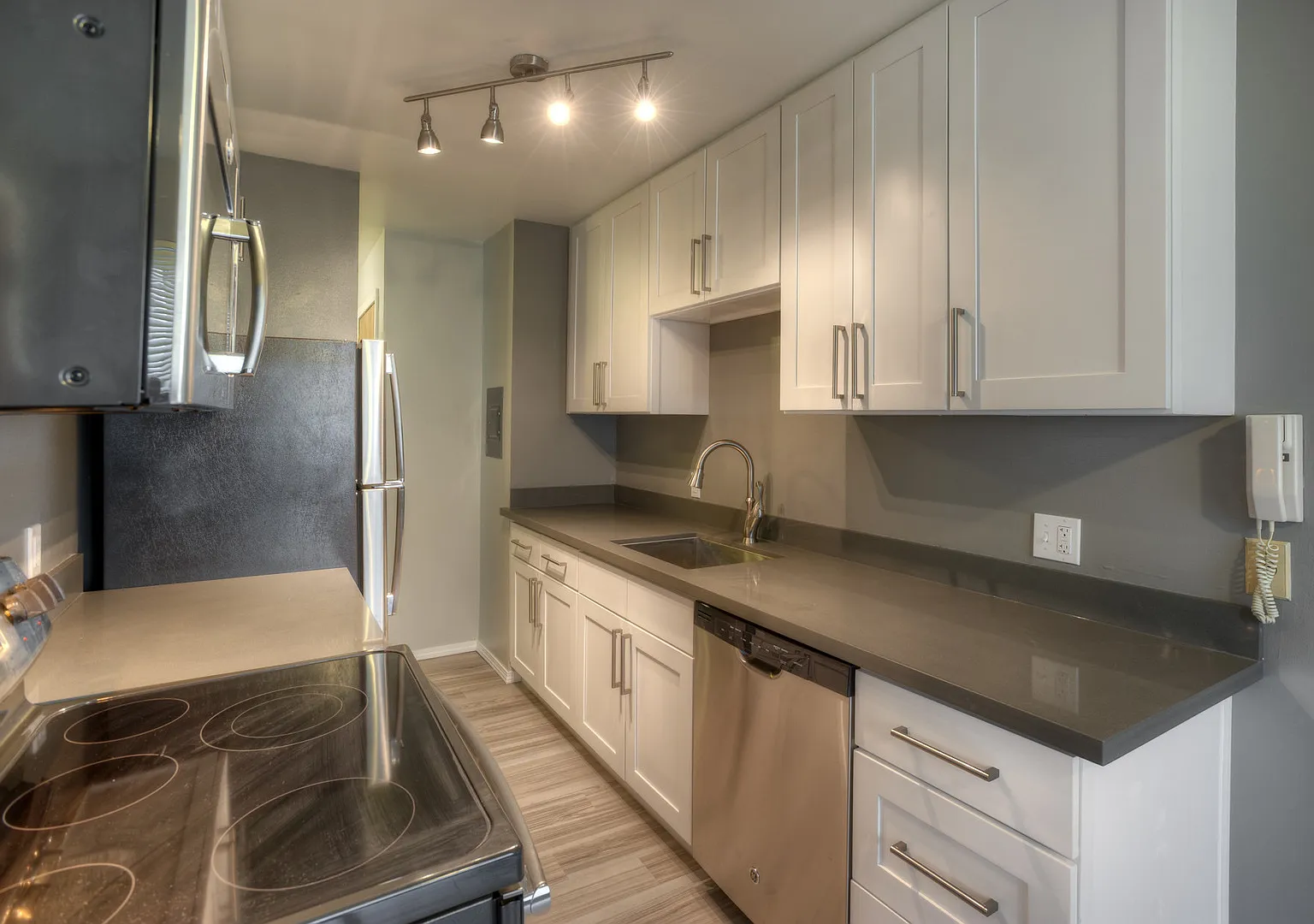 611-615 Apartments — Photo 3