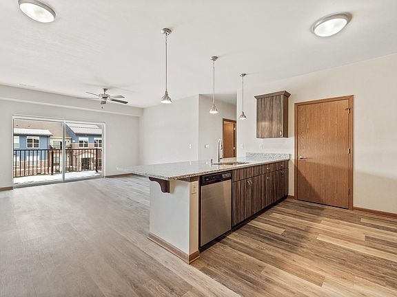 KITCHEN/LIVING ROOM